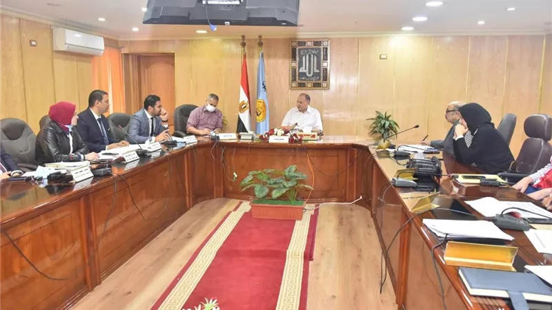 محافظ أسيوط يلتقي وفد وزارة الصحة لتوفير الأراضي لإقامة وحدات ومراكز صحية جديدة