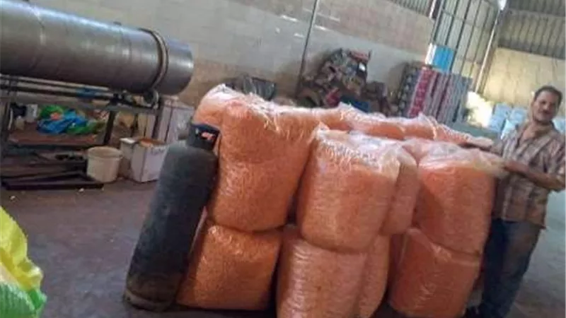 تموين منياالقمح يضبط 3 ألاف و720 قطعة مواد غذائية و2 طن نخالة خشنة داخل مصانع غيرمرخصة