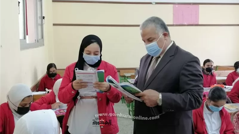 وكيل تعليم دمياط يفاجئ مدرسة بنت الشاطئ ويحيل مديرتها للتحقيق