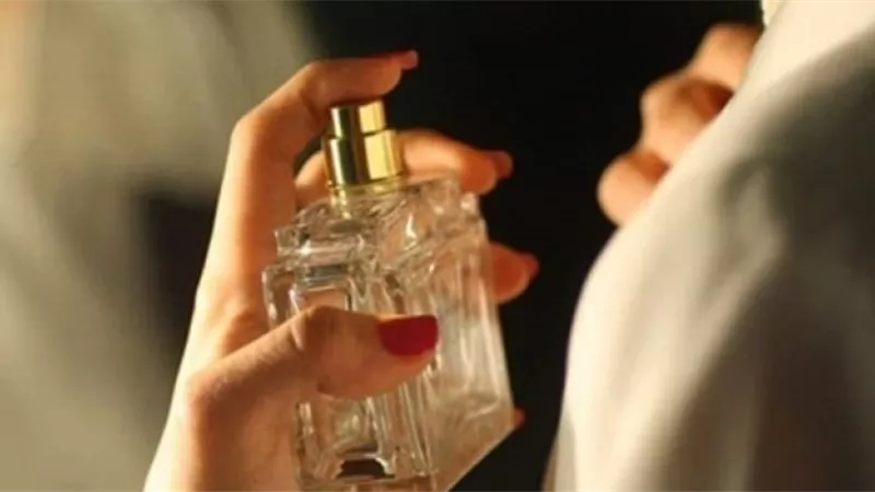 اذا ادرك رائحته الاخرين .. الافتاء توضح متى يكون عطر المرأة حراماً