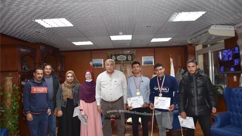 رئيس جامعة السادات ونائبه يكرمان طلاب وطالبات ذوى الهمم لحصولهم على مراكز متقدمه فى البطولة الرياضية