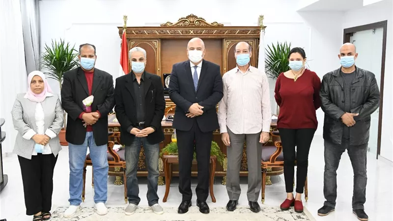 محافظ قنا يستقبل أبطال العرض المسرحى 