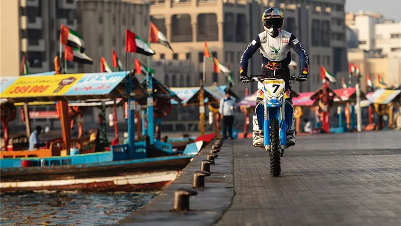 إماراتي يحتفل بالعيد الوطني بدراجته النارية