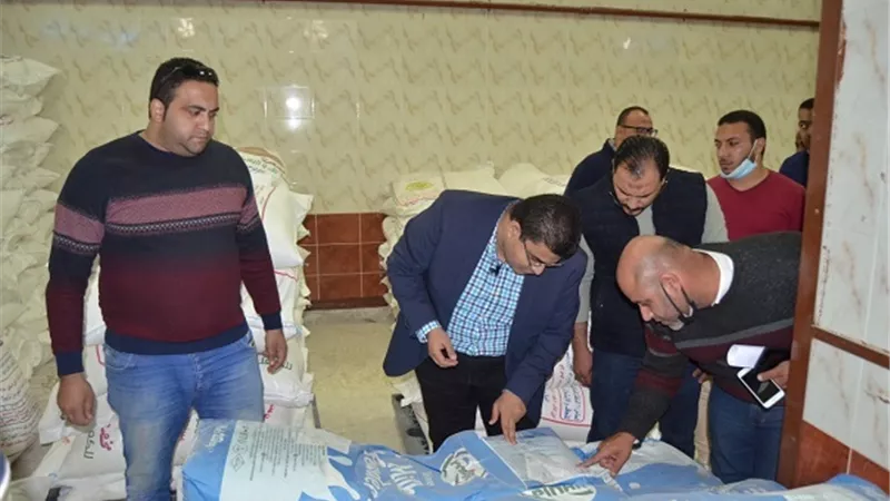 نائب محافظ بنى سويف يتابع العمل بمصانع إنتاج وجبات التغذية المدرسية