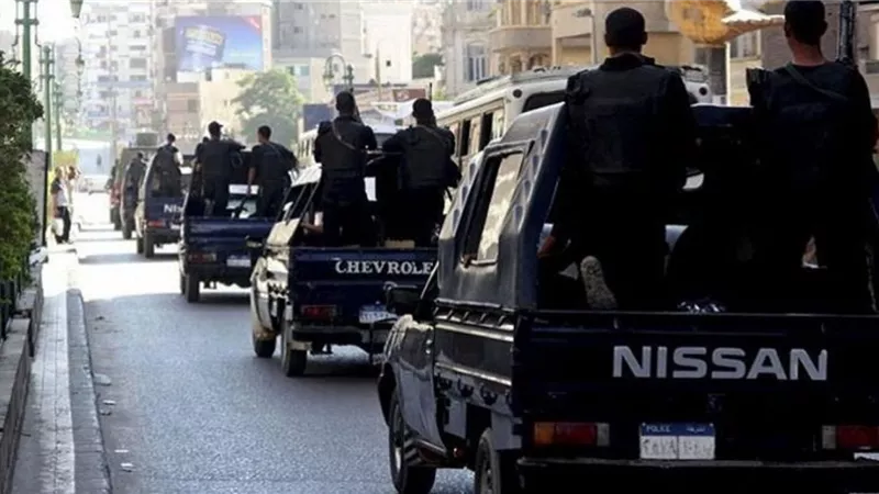بسبب معاكسة فتاة والتحرش بها .. كشف ملابسات فيديو علقة ساخنة ل