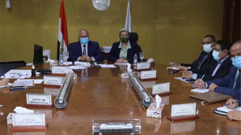 وزيرا النقل والبيئة يبحثان اعادة تدوير ومعالجة المخلفات بأرض مدفن الطوب الرملي