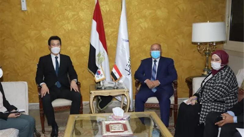 وزير النقل يبحث مع سفير كوريا الجنوبية إنهاء اجراءات مشروع تحديث نظم الإشارات