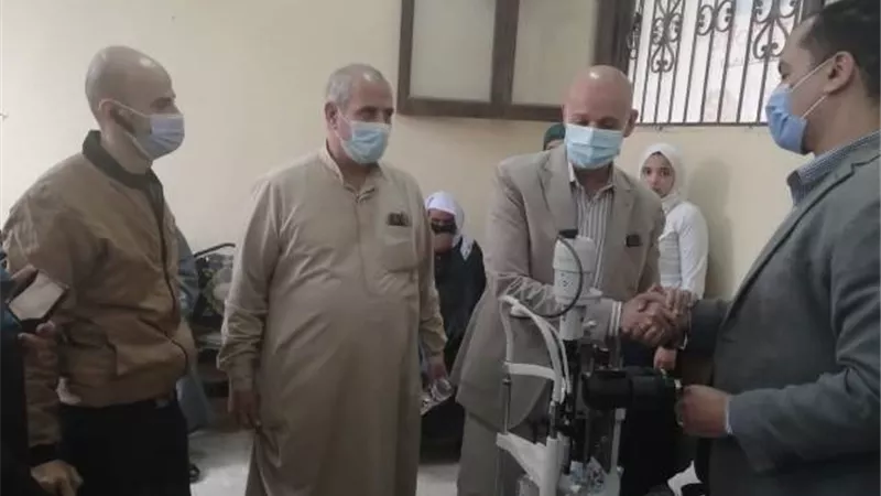 وكيل وزارة الصحة يتفقد القافلة الطبية لمرضي العيون فى الزقازيق