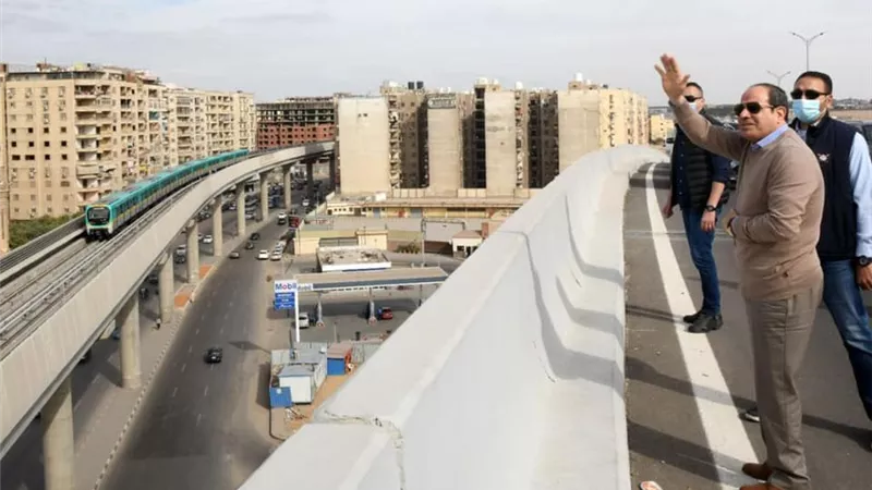 الرئيس السيسي يتفقد مشروعات شبكة الطرق الجديدة