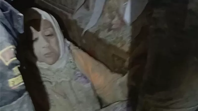 انقاذ مسنه من اسفل انقاض عقار بالجمرك