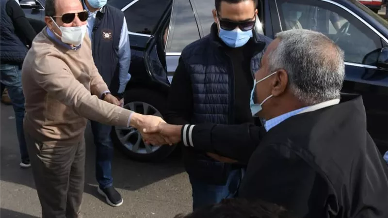 الرئيس السيسي يستمع لطلبات عدد من المواطنين والأسر أثناء جولته التفقدية.. صور