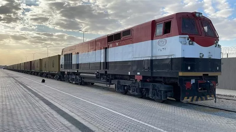 نقل 50 حاوية في أول رحلة قطار حاويات من السخنة إلى غرب بورسعيد