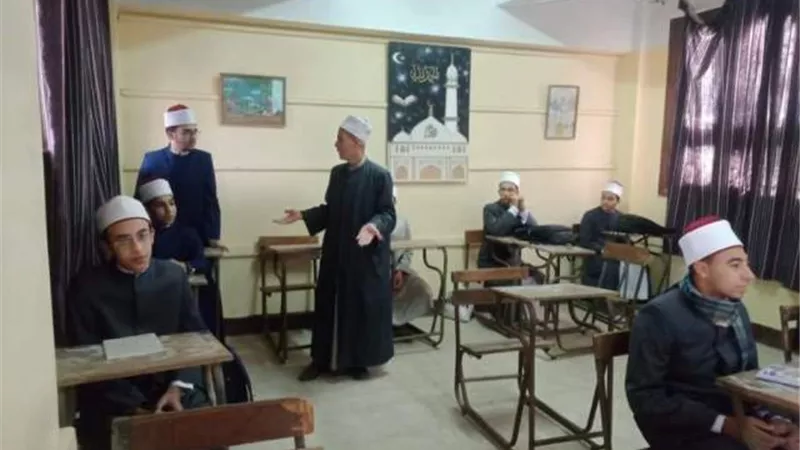 مدير الأزهر بالقليوبية يتابع طلاب العلوم الإسلامية ومعاهد كفر الدير