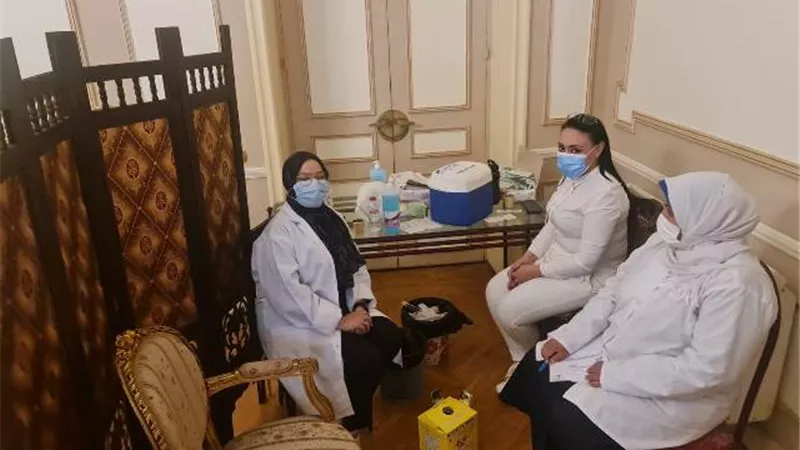 القنصلية السعودية بالإسكندرية تطعم مواطنى المملكة للوقاية من كورونا