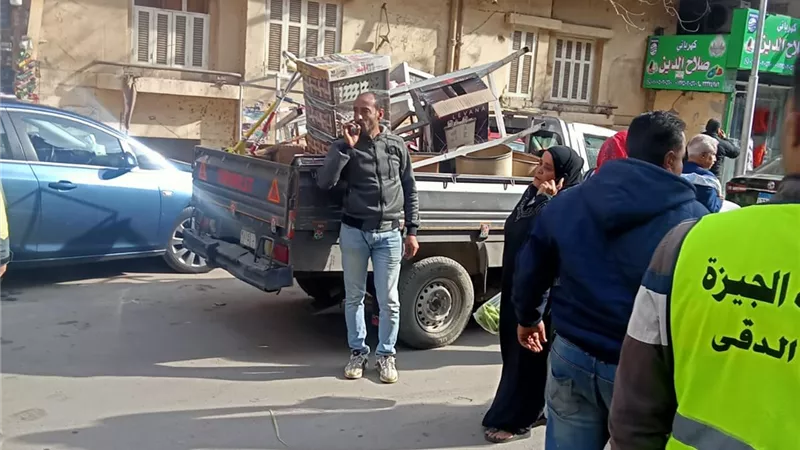 حملة اشغالات مكبرة بالدقي وغلق ٤ محلات