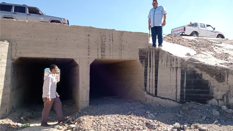 رئيس مدينة سفاجا يتفقد البرابخ والسدود الجنوبية