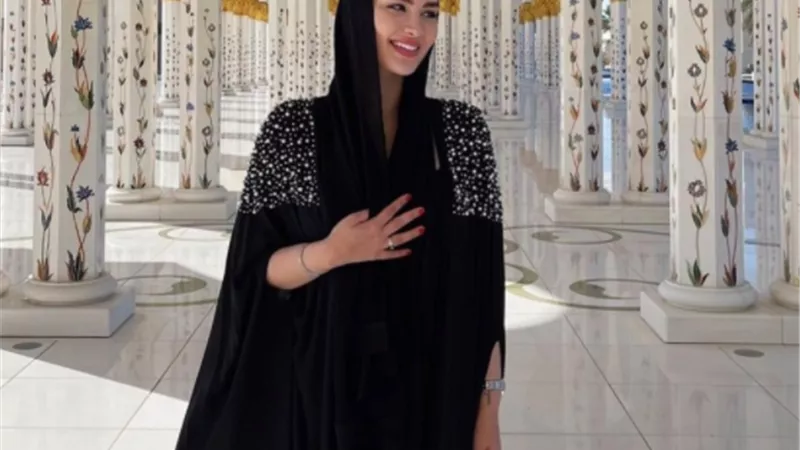 بـ العباءة .. روان بن حسين تخطف الانظار داخل ساحة مسجد الشيخ زايد