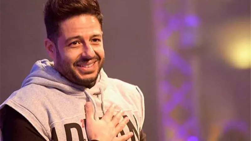 سقوط هاتف محمول على رأسه.. محمد حماقى يتعرض لصدمة على المسرح.. فيديو