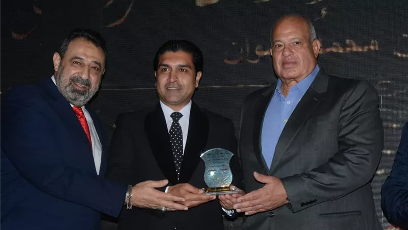 سمير يفوز بجائزة الابداع الرياصى كأفضل رئيس إتحاد مصرى