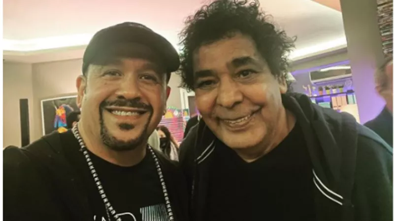 هشام عباس يخطف الانظار برفقة الكينج محمد منير