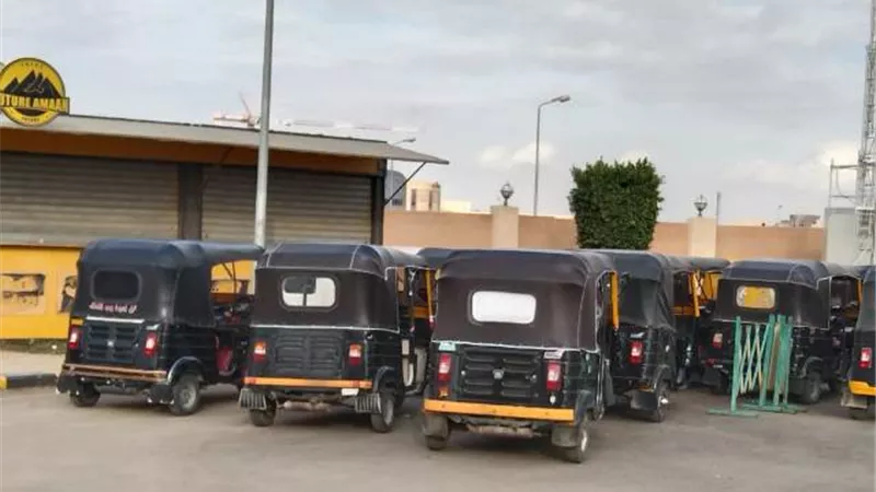 جهاز بدر يضبط 20 توكتوك ويغرم أصحابها 10آلاف جنيه بالتعاون مع قسم الشرطة.. بالصور