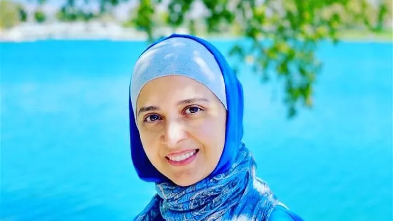 شاهد .. حنان ترك تلفت الأنظار بإطلالة جذابة