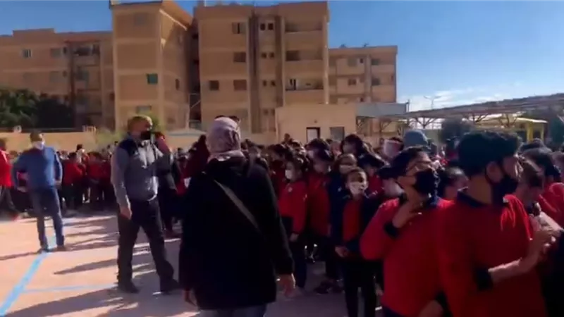 تجربة عملية لاخماد حريق بمشاركة طلبة مدرسة مطروح التجريبية المتميزة للغات