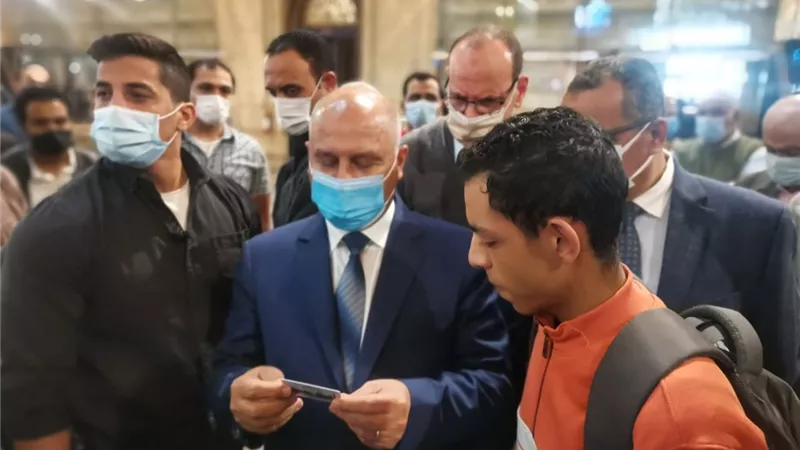 وزير النقل يشدد على عدم السماح بدخول أي راكب بدون تذكرة