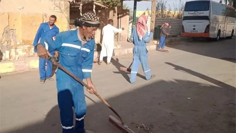 رئيس مركز سيوة يتابع أعمال النظافة والتجميل بالمدينة
