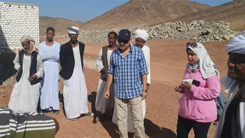 رئيس مدينة الشلاتين يتفقد الخدمات بقرية أبرق ومنطقة الخير ويلتقى بمشايخ القبائل