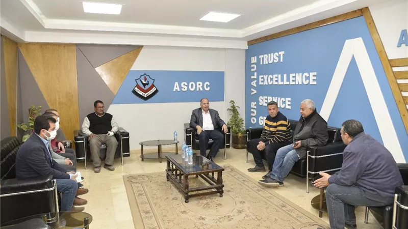محافظ أسيوط يزور شركة تكرير البترول ويتفقد أعمال تطوير ورفع كفاءة الطريق الصحراوي الغربي