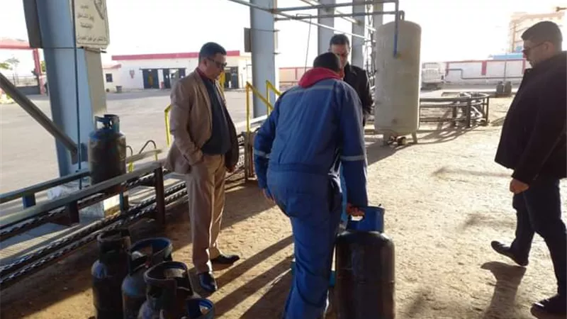 مدير عام التموين بمطروح يتابع بنفسه سير العمل بمصنع تعبئة الغاز