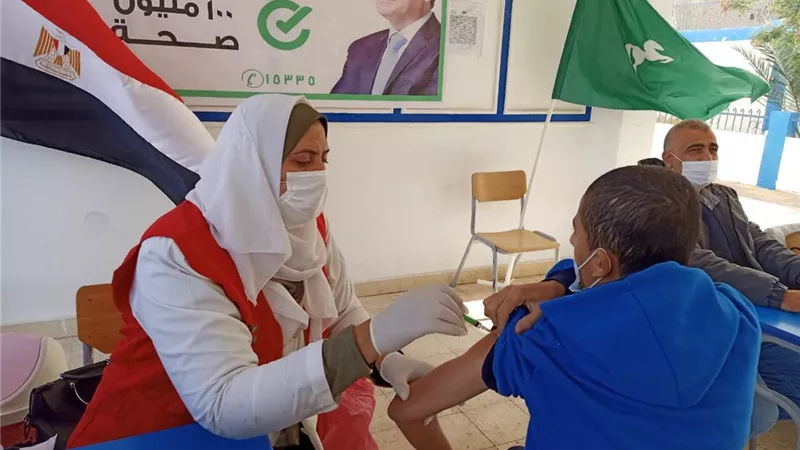 وكيل الصحة بالشرقية يتابع تلقي طلاب المدارس لقاح كورونا بديرب نجم