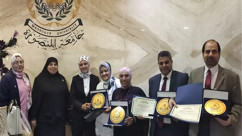 تكريم فريق عمل جائزة مصر للتميز الحكومي من جامعة المنصورة