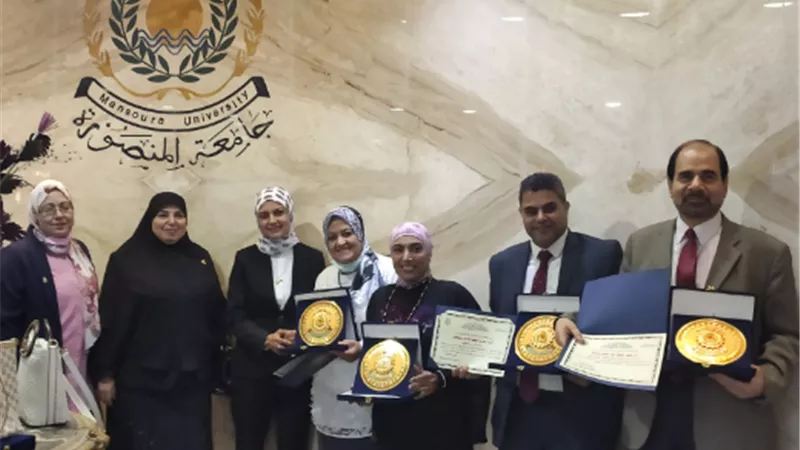 تكريم فريق عمل جائزة مصر للتميز الحكومي من جامعة المنصورة