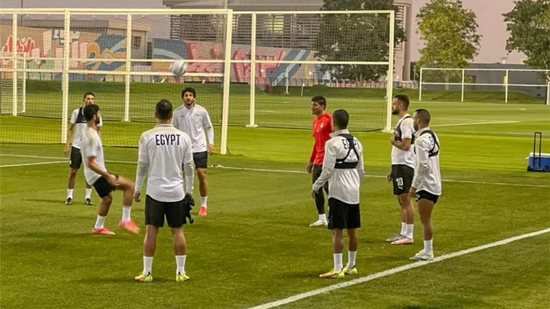 منتخب مصر يؤدي تدريبه مكتملا استعدادا للقاء الجزائر