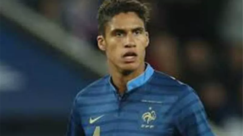 مدافع منتخب فرنسا ينتقد جماهير ريال مدريد.. شاهد