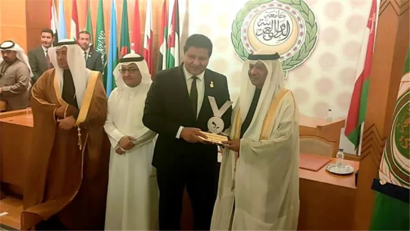 قلادة مؤسسة الامير محمد بن فهد العالمية لأفضل عمل تطوعي للدكتور مصطفى الشربيني