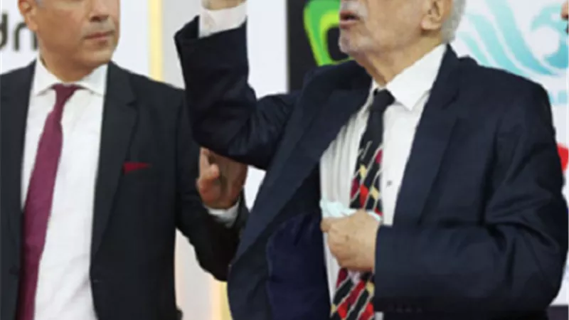 بطريقة كوميدية.. عبد الرحمن أبو زهرة يداعب مصورين مهرجان القاهرة