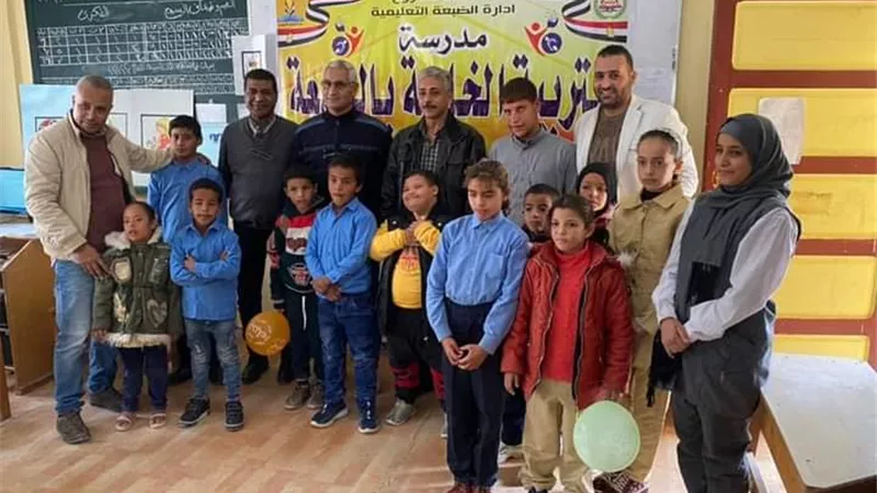 رئيس مدينة الضبعة يقدم الهدايا لأطفال ذوي الهمم