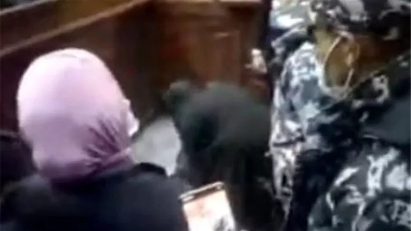 سفاح الإسماعيلية يقبل قدم والدته أمام محكمة الجنايات