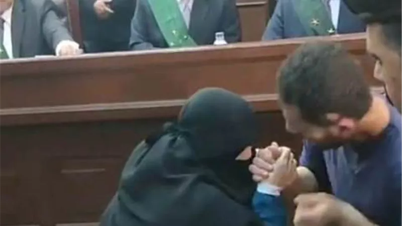 سفاح الإسماعيلية يقًبل قدم والدته ويحتضن شقيقته خلال محاكمته..صور