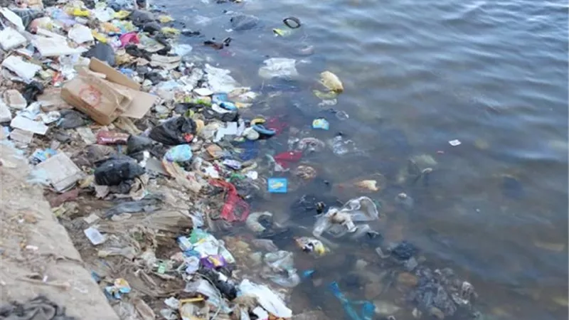 إلقاء القمامة والحيوانات في مياه النيل .. حرام شرعاً وهذه هي الأسباب