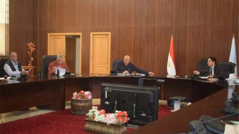 سكرتير عام البحر الاحمر يستعرض موقف اللجنة العليا للتنازلات بمدن المحافظة