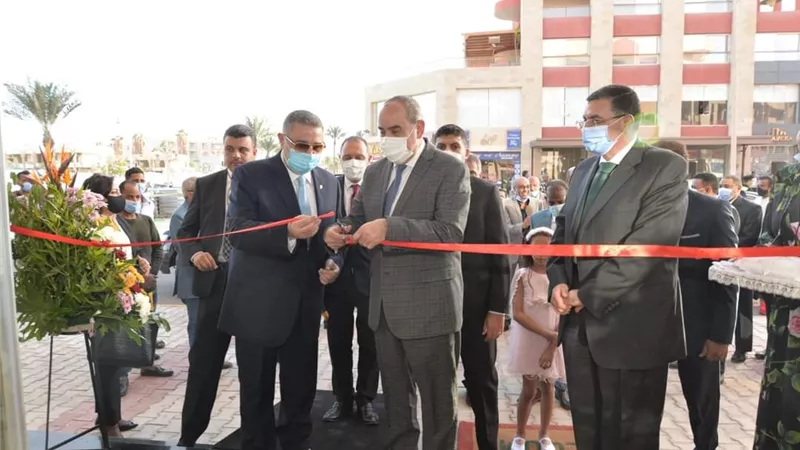 وزير الطيران يفتتح فرع الأسواق الحرة الجديد لمصرللطيران بالممشي السياحي بالغردقة.. صور