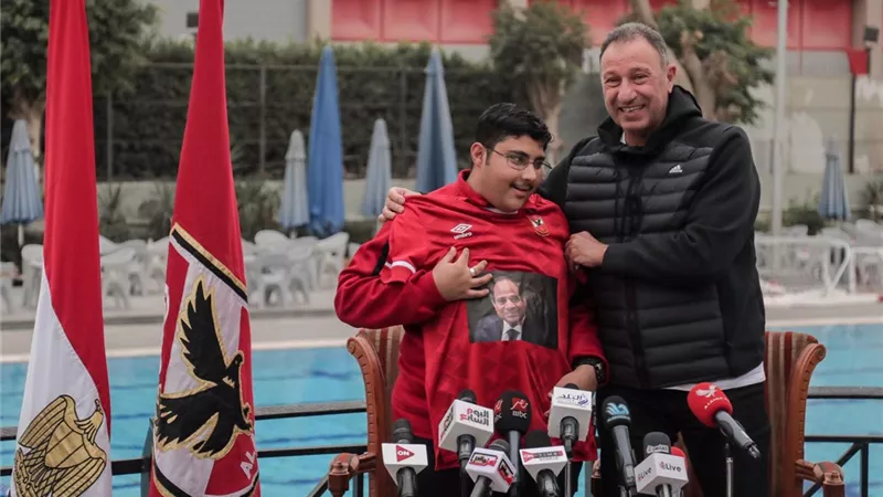الخطيب يهدي أحمد طارق عضوية وقميص الأهلي
