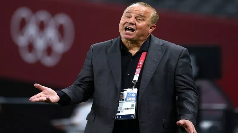 علاء نبيل: 