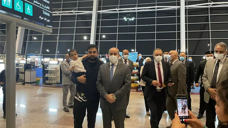 وزير الطيران يتفقد مطار الغردقة الدولى.. ويلتقى عددا من المسافرين
