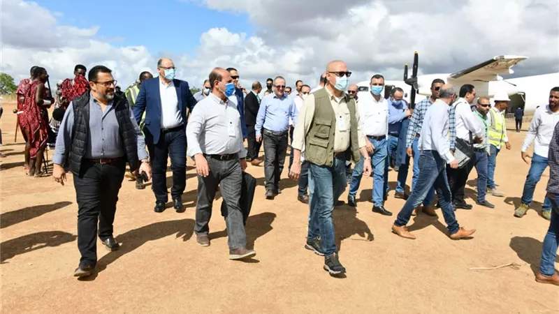وزير الإسكان والوفد المصري يصل موقع سد ومحطة 