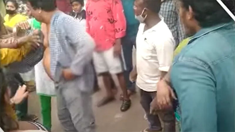 بالفيديو .. نساء يضربن متحرش تعرض لفتاتين بأحد المراكز التعليمية